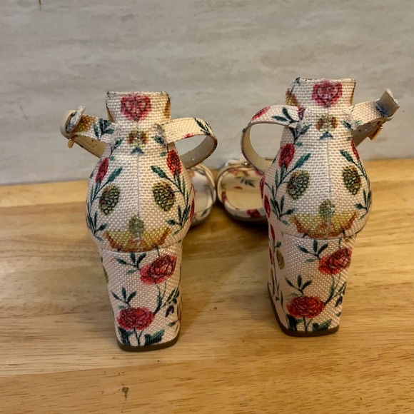 Guess Floral Print High Heels With A Slingback And a Platform Sole. - Picture 10 of 11